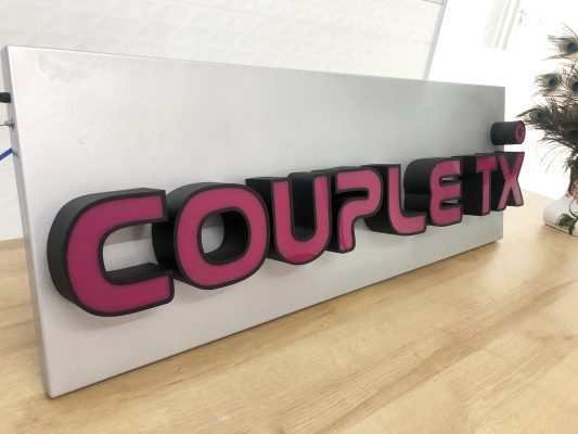 Hộp đèn mica chữ nổi