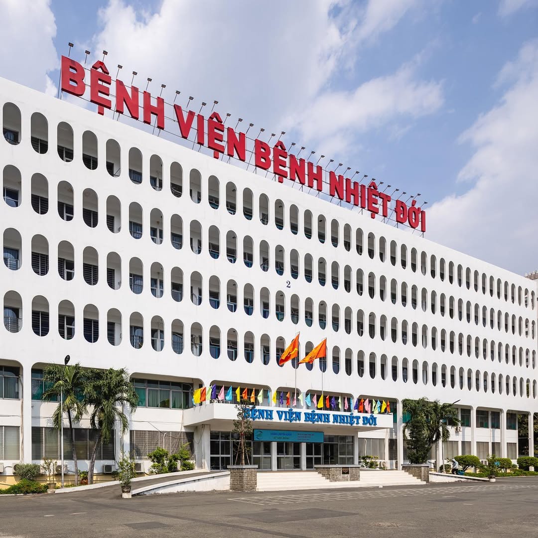 Ảnh tổng quan một công trình hộp đèn mica chữ nổi hoàn thiện đẹp, chuyên nghiệp ( làm hộp đèn mica chữ nổi ) 