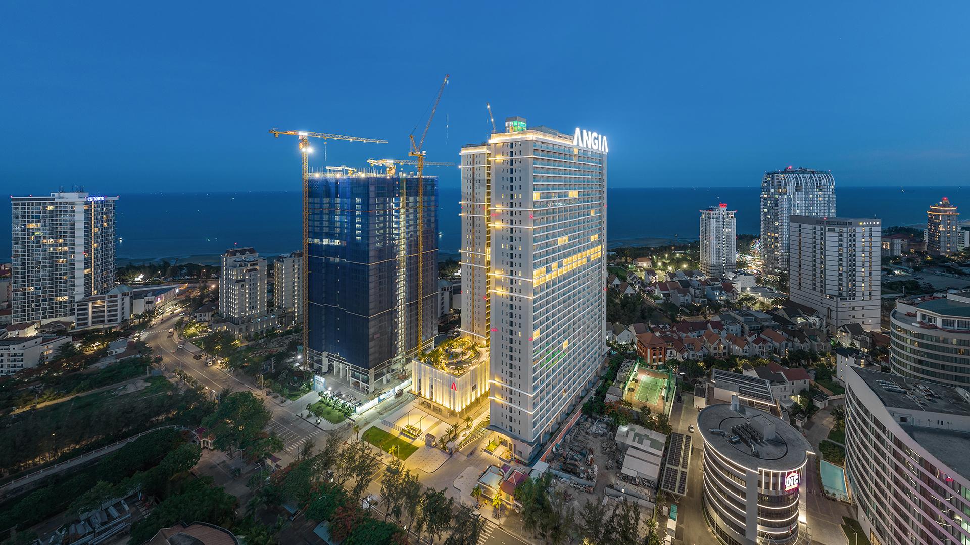 Ảnh tổng thể một bảng hiệu mica chữ nổi bền đẹp, đang sử dụng tốt