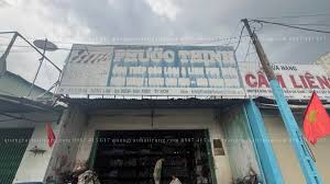 Ảnh cận cảnh một vài dấu hiệu xuống cấp ở bảng hiệu mica ( hộp đèn mica chữ nổi bền ) 