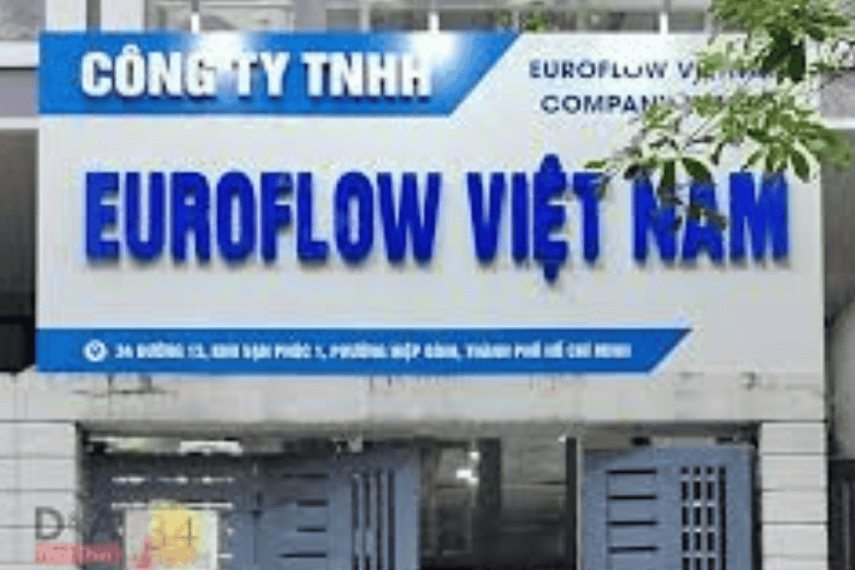 Ảnh thực tế biển alu chữ nổi ở mặt tiền công ty hoặc showroom (Phân biệt hộp đèn mica chữ nổi)