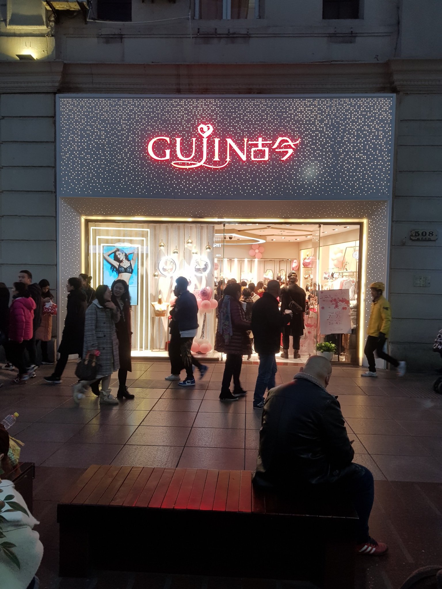 Ảnh tổng quan một mẫu hộp đèn mica chữ nổi đẹp ở mặt tiền cửa hàng